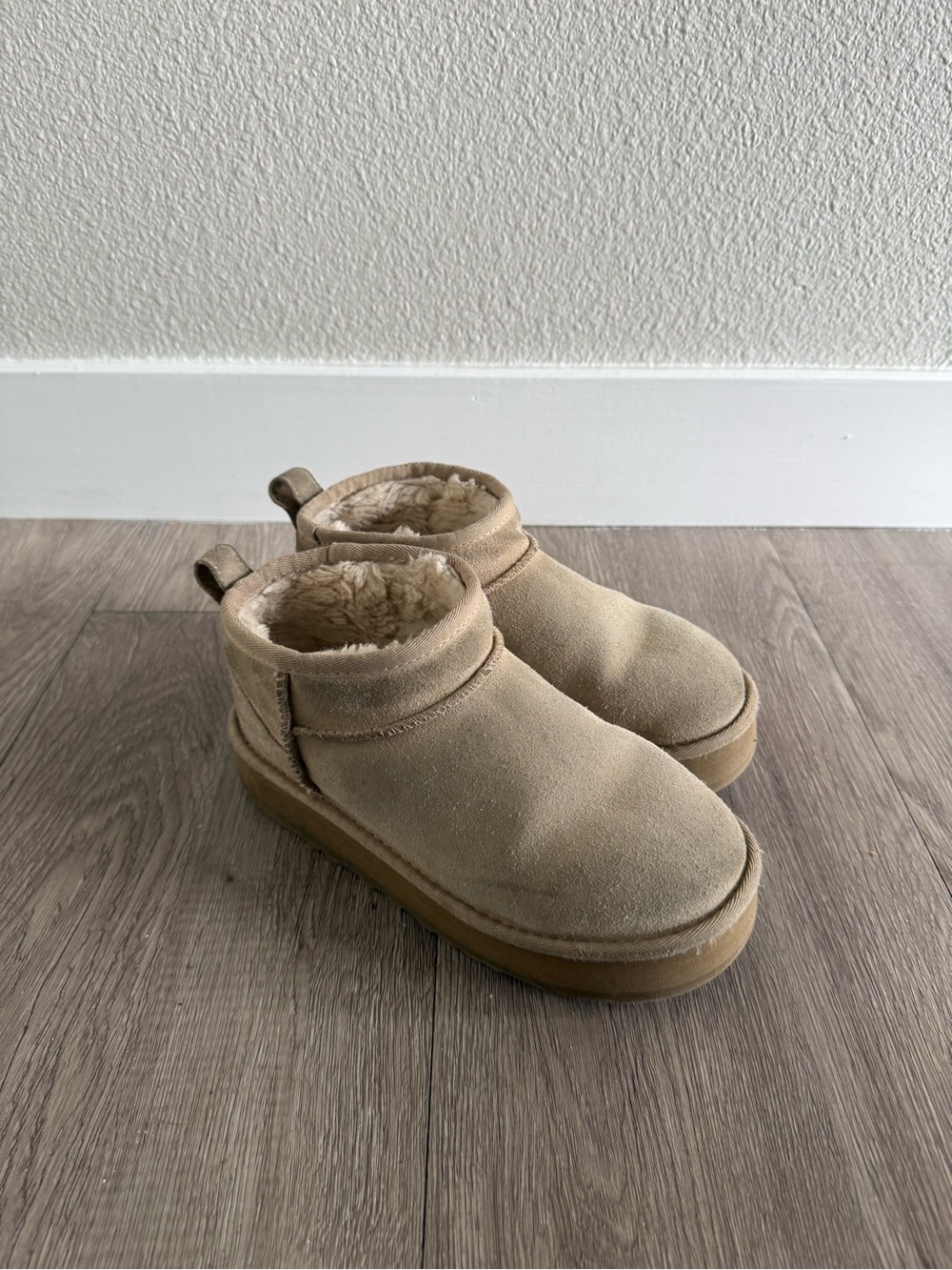Ugg Platform Mini's In Color "Sand" Women's 6 Kids 4 - Picture 3 of 7